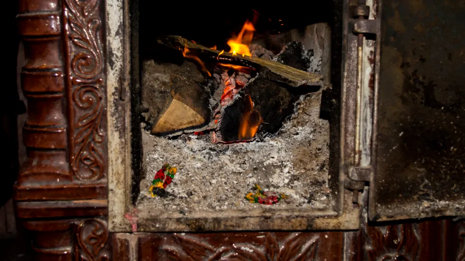 Cu ce se desfundă soba de teracotă? Cum să o cureți CORECT și de ce este important să o faci regulat