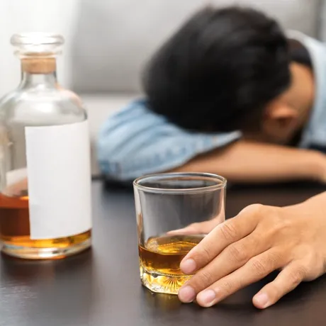În cât timp iese alcoolul din organism și ce riști dacă te urci la volan