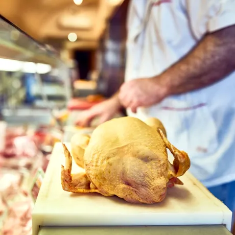 Alertă alimentară în România. Peste 500 de kilograme de carne de pui contaminată cu Salmonella și hering cu paraziți, retrase de la vânzare