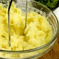 Ce să pui în piureul de cartofi să nu mai iasă uscat. Trucul pentru un piure reușit