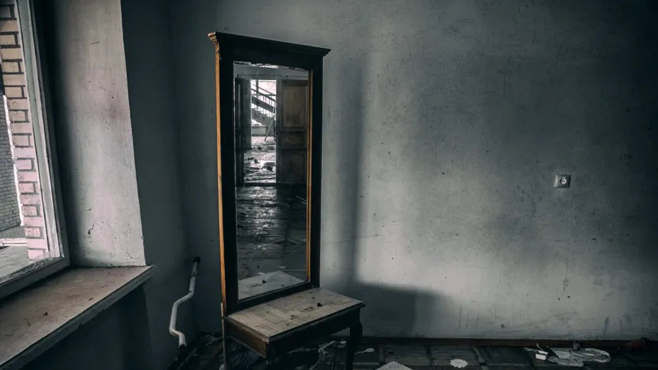 Au cumpărat o casă abandonată din 1880, iar ce au găsit în spatele unei oglinzi sparte i-a lăsat fără cuvinte!