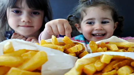 De ce se îngrașă copiii și ce boli grave pot dezvolta din cauza kilogramelor în plus