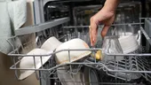 Paharele ies mate din mașina de spălat vase? Trucul simplu care le redă strălucirea