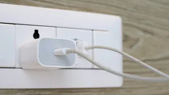De ce nu ar trebui să lași încărcătorul în priză permanent. Greșeala care îți poate crește consumul de energie și reduce durata de viață a accesoriului