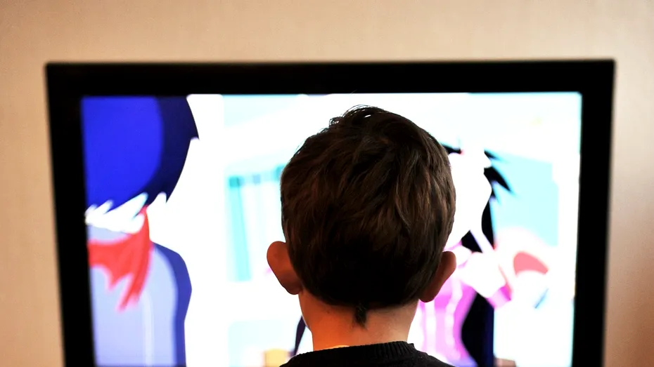 Copiii şi televizorul: ce faci dacă micuţul tău stă prea mult în faţa ecranului