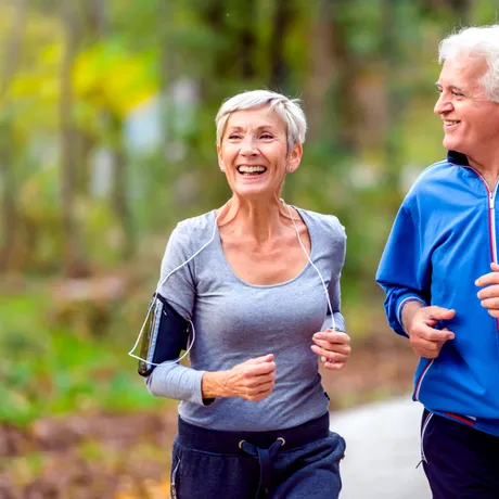 Un nou studiu arată când se schimbă ritmul îmbătrânirii corpului