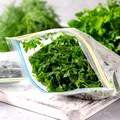Cum se congelează verdețurile pentru iarnă? Trucuri simple care le mențin aroma și culoarea luni întregi