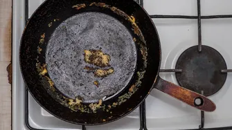 Cum să cureți tigaia de fontă de grăsime și arsură. Trucul cu sare care nu-ți strică tigaia