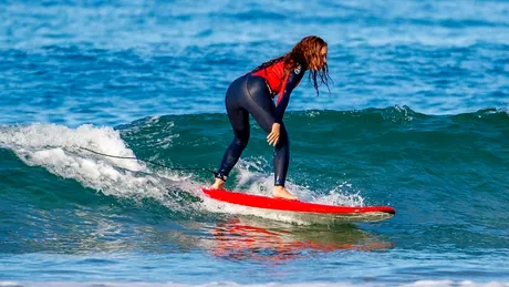 Shakira, surprinsă la surf cu un bărbat misterios, după divorțul de Pique