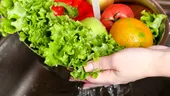 Cum să spălăm corect fructele și legumele proaspete ca să nu ne îmbolnăvim