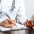 Ai nevoie de o rețetă, dar medicul de familie nu este disponibil? Când poate medicul specialist să îți prescrie tratamentul