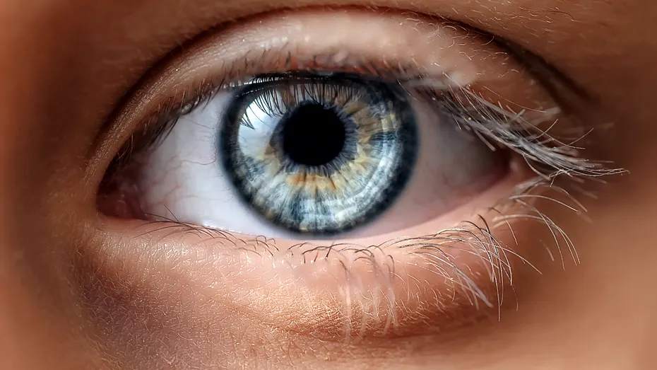 Descoperire ULUITOARE în ochiul unei tinere de 28 de ani. A crescut acolo timp de 2 ani