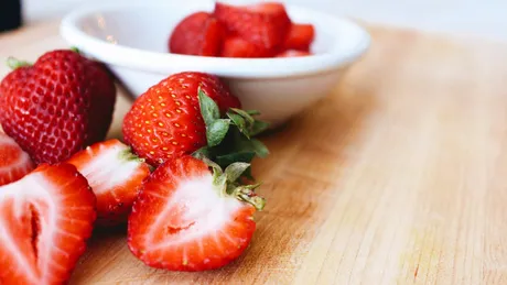 Oameni infectați cu hepatita A după ce au mâncat căpșuni. Ce simptome au avut