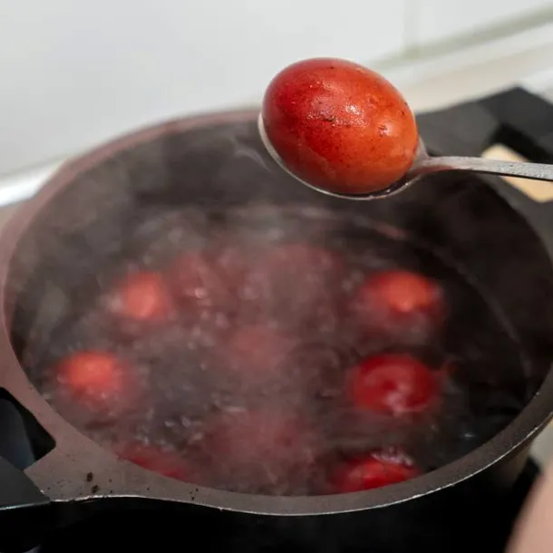 Cum îți dai seama că ai făcut indigestie de la prea multe ouă de Paște. Senzația de „piatră în stomac” e primul semn