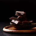De ce ciocolata se topește în gură, dar poate deveni albicioasă după ce stă în dulap