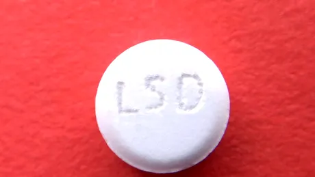 Ce s-a întâmplat cu o femeie care a luat de 550 de ori doza normală de LSD. Cum arată raportul medicilor