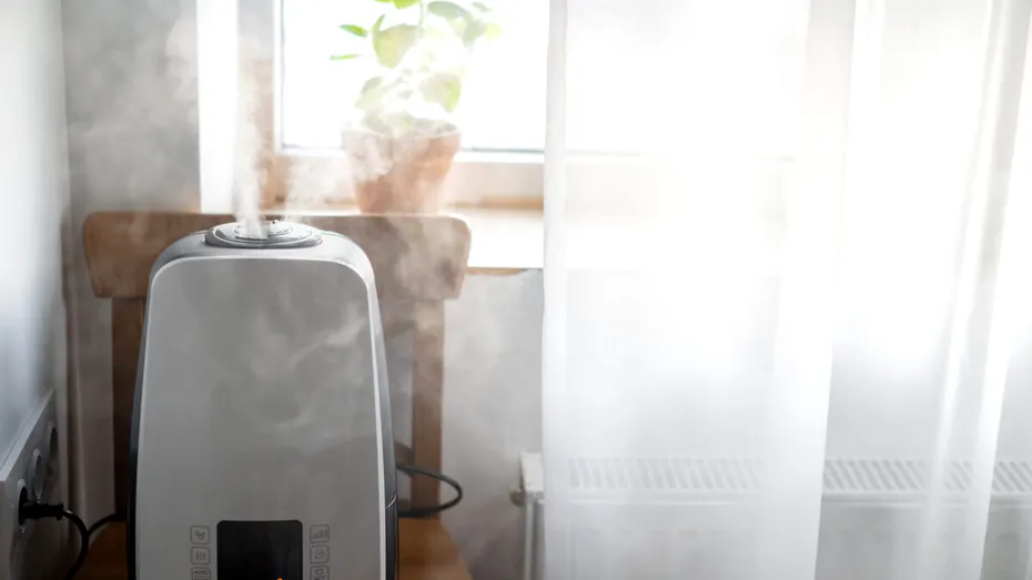 Cu ce scoți mirosul de fum din perdele: 3 soluții naturale, sigure și eficiente