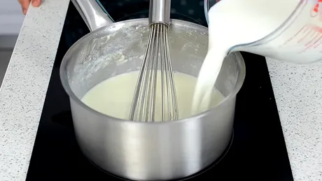Ecuația sosului Bechamel fără cocoloașe. Cât lapte trebuie să pui, în funcție de cât unt și făină folosești