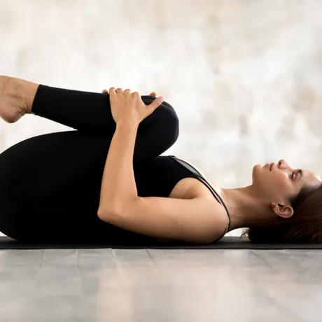 Știai că…? O poziție simplă, menținută un minut, poate face minuni pentru somnul tău