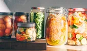 Ai pregătit murăturile și zacusca pentru iarnă? Iată trucul genial care împiedică borcanele să ia aer