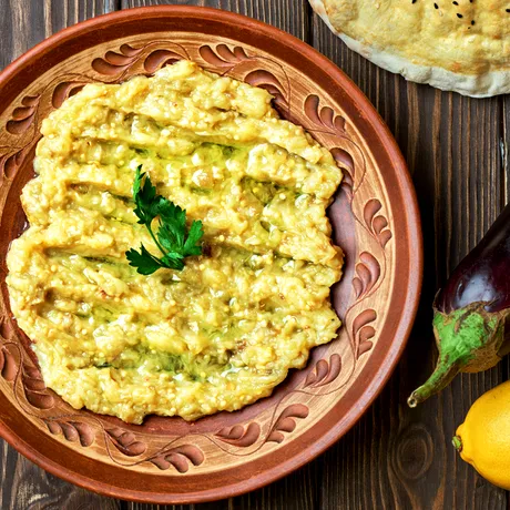 Ingredientul-surpriză care transformă salata de vinete. Are mai puține calorii decât maioneza