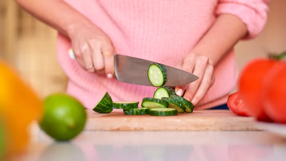 10 rețete cu castraveți. Te protejează de caniculă și deshidratare