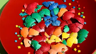 Nu mai arunca cojile de ouă de la masa de Paște! Cum să-ți fertilizezi grădina cu „ceaiul de coajă de ou”