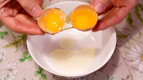 Ouăle cu două gălbenușuri - sunt sigure pentru consum? Cum recunoști un ou cu gălbenuș dublu