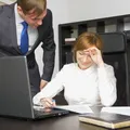 Mecanismul din spatele râsului nervos. De ce izbucnești în râs inexplicabil când primești o veste neplăcută