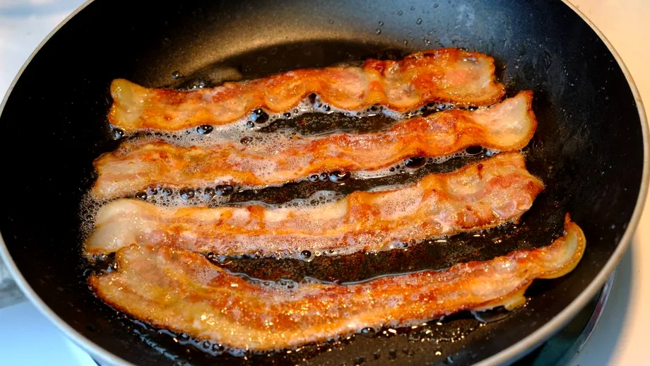 Nu arunca grăsimea după ce ai gătit bacon! Ce poți să faci cu „aurul lichid”