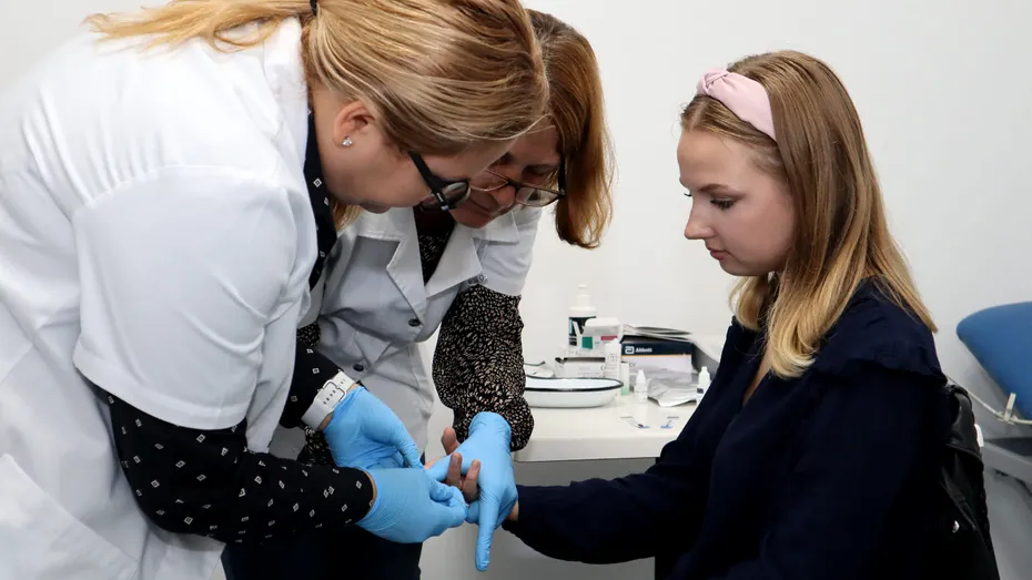 Teste rapide gratuite pentru hepatita B, hepatita C și HIV în 4 universități din București