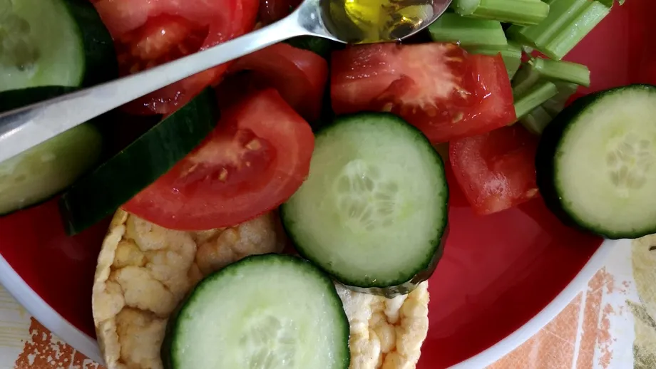 Nu prea bei apă? Atunci mănâncă legume cu multă apă! Iată top 3! Bonus: ajută la slăbire