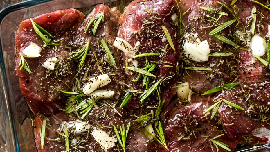 Marinada pentru miel: cum se face și cât timp se ține carnea de miel în baiț ca să iasă o friptură fragedă la cuptor