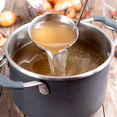 Cum prepari supă de oase de vită. Rețeta tradițională pe care trebuie să o încerci!