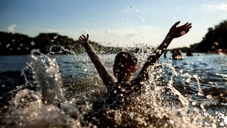 BOALA GRAVĂ la care te expui dacă faci baie în apă contaminată cu URINĂ