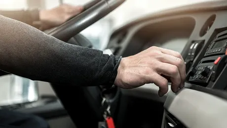 Un șofer român a murit la volan în Grecia, dar a salvat 45 de turiști. Ce i-a declanșat decesul