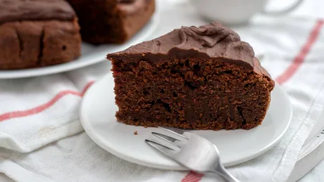 Ingredientul surpriză care transformă orice prăjitură: de ce să înlocuiești apa sau laptele din aluatul pentru prăjituri cu bere, șampanie sau suc