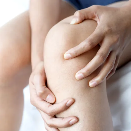 Te dor genunchii înainte să plouă? Medicii explică de ce se întâmplă asta