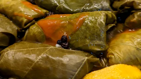 Dolmades - sărmăluțe în foi de viță – rețetă grecească vegană