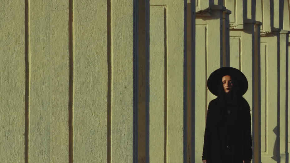 Incursiune în lumea Irinei Gache - artist vizual ce îmbină arta și cuvintele cu psihologia