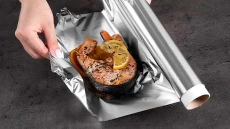 Motive pentru a NU mai folosi folia de aluminiu. Avertismentul medicului Adina Alberts