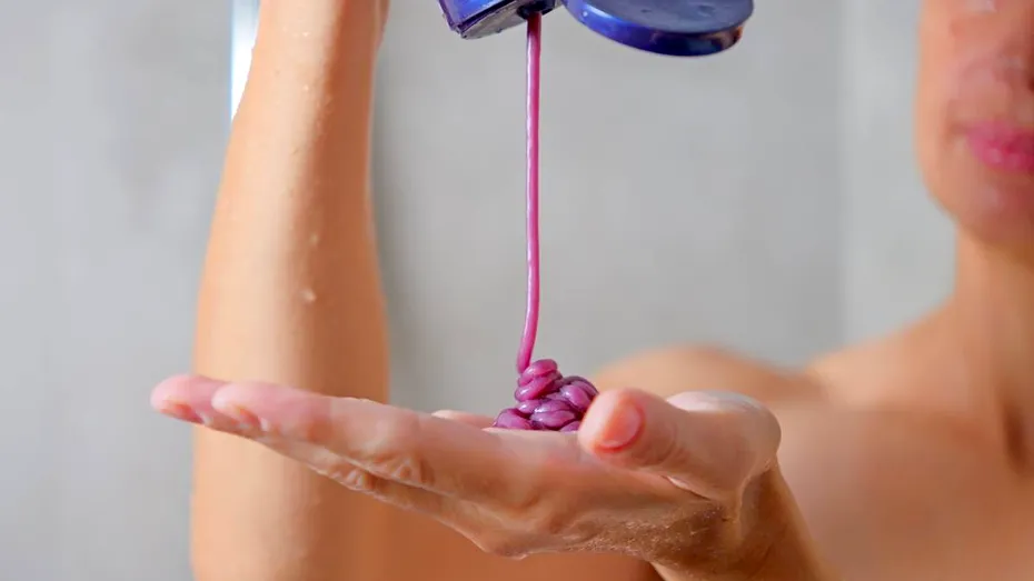 Ai nevoie de un șampon cu 10 ingrediente active? La ce trebuie să te uiți când alegi produsele pentru îngrijirea părului