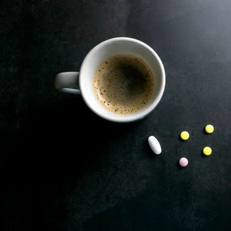 Când bei cafeaua dacă iei tratament medicamentos? Regula SIMPLĂ pe care mulți români o ignoră