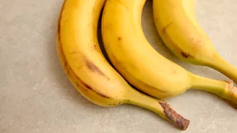 De ce nu ar trebui să mai ții bananele în bolul cu fructe. Greșeala care le face să se coacă mai repede