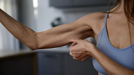 Pielea lăsată a brațelor te deranjează? Alimentele care întăresc mușchii brațelor și combat aspectul de aripi