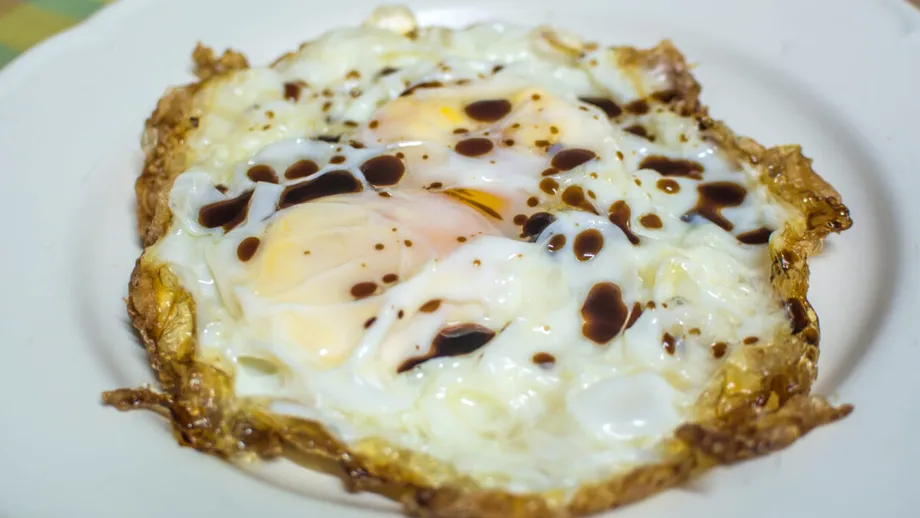 Ouă în sos de usturoi caramelizat și oțet balsamic. Rețeta rapidă, gata în 15 minute