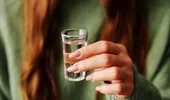 De ce e bine să pui vodcă în compartimentul mașinii de spălat. Trucul pentru haine proaspete după spălare