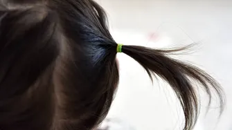 5 uleiuri pe care le poți combina cu ulei de ricin pentru a susține creșterea părului copiilor vara