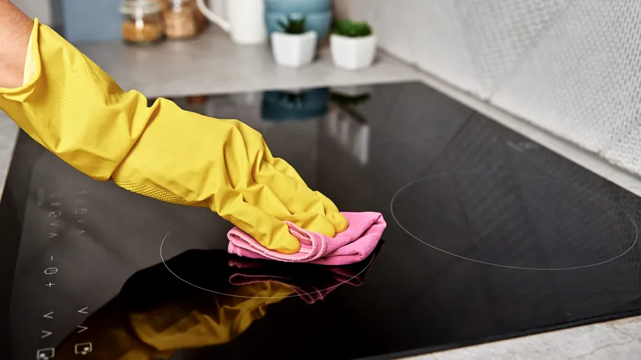 Cum cureți corect plita pe gaz din sticlă ca să nu o zgârii