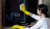Greșeala flagrantă pe care poți să o faci când cureți ecranul televizorului